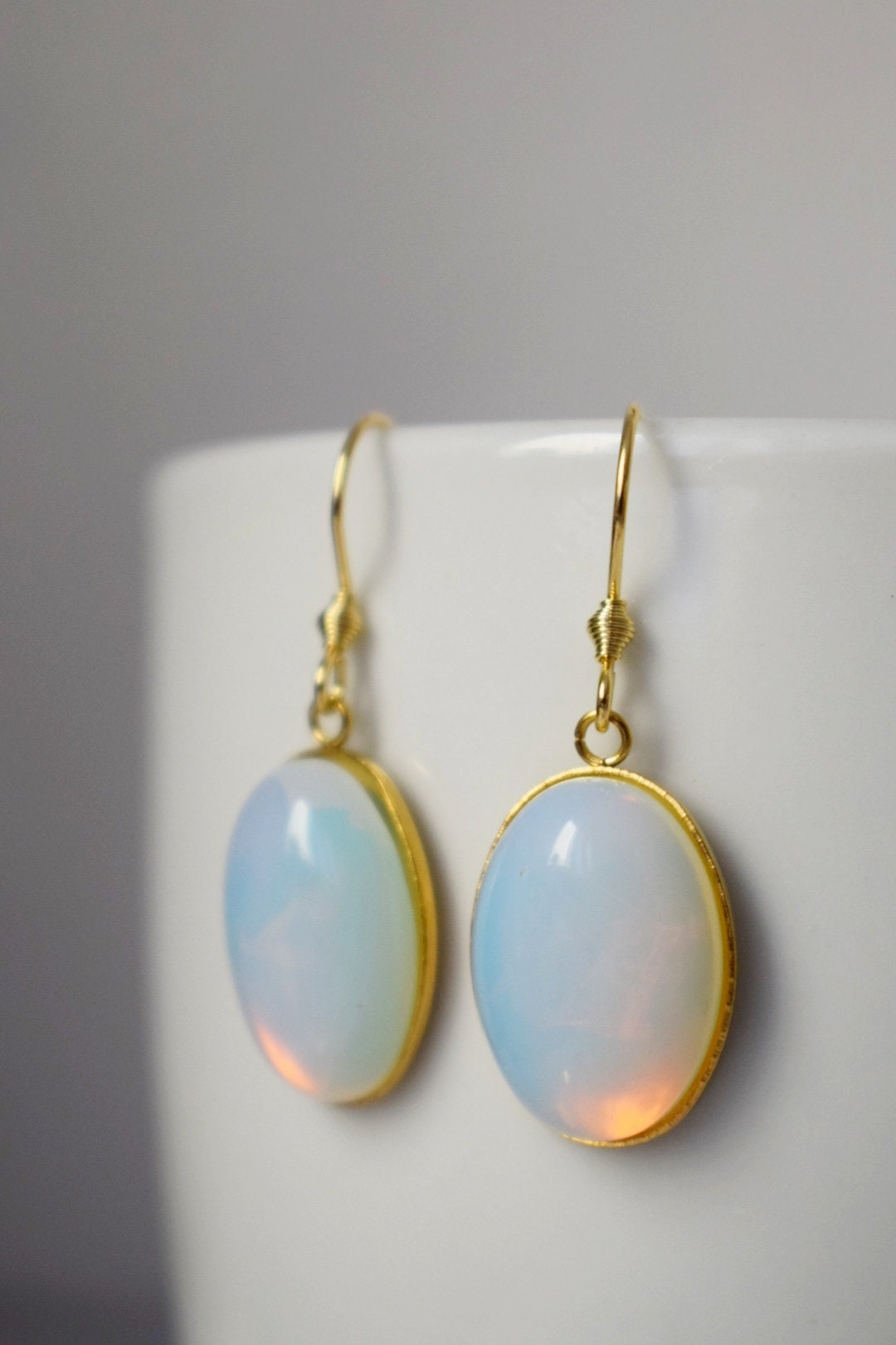 Ovale Ohrhänger mit Opalith Mondstein, Edelstein Ohrringe für Frauen, 18k vergoldete Haken, Hochzeitsschmuck, Brautjungfern Geschenk
