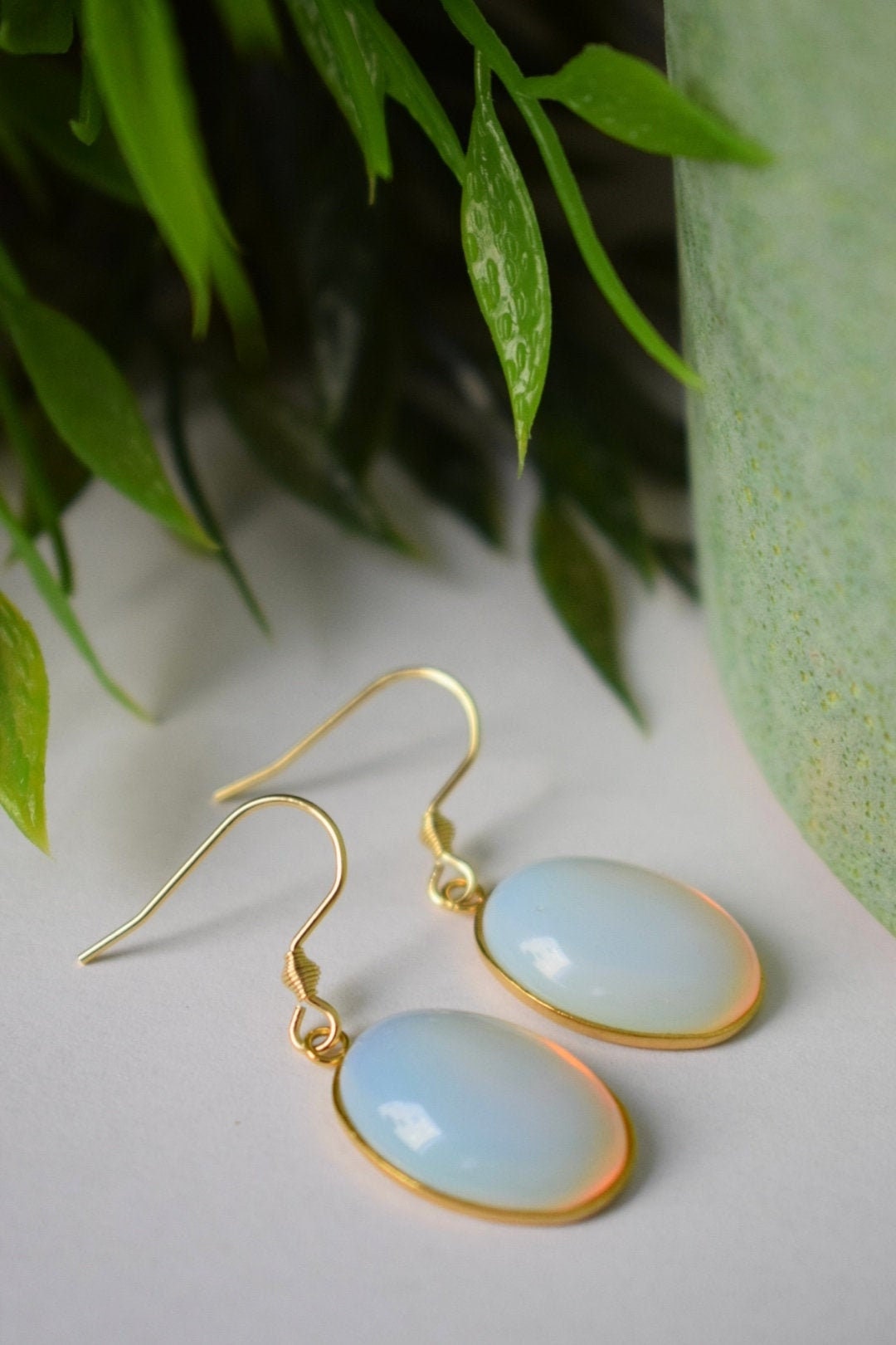 Ovale Ohrhänger mit Opalith Mondstein, Edelstein Ohrringe für Frauen, 18k vergoldete Haken, Hochzeitsschmuck, Brautjungfern Geschenk