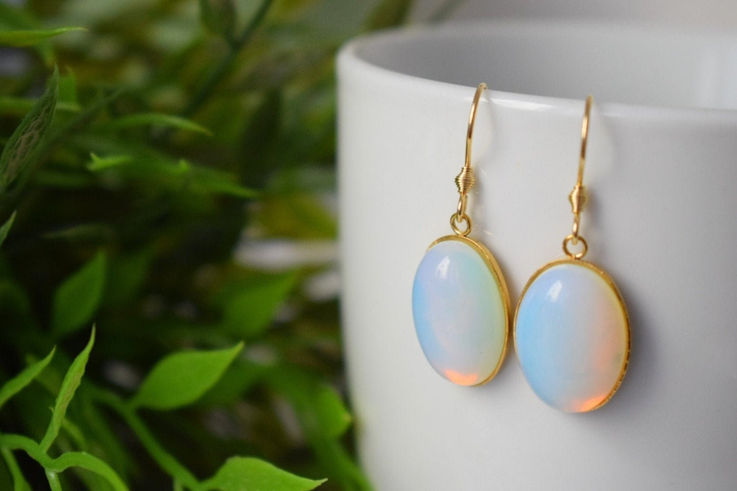 Ovale Ohrhänger mit Opalith Mondstein, Edelstein Ohrringe für Frauen, 18k vergoldete Haken, Hochzeitsschmuck, Brautjungfern Geschenk