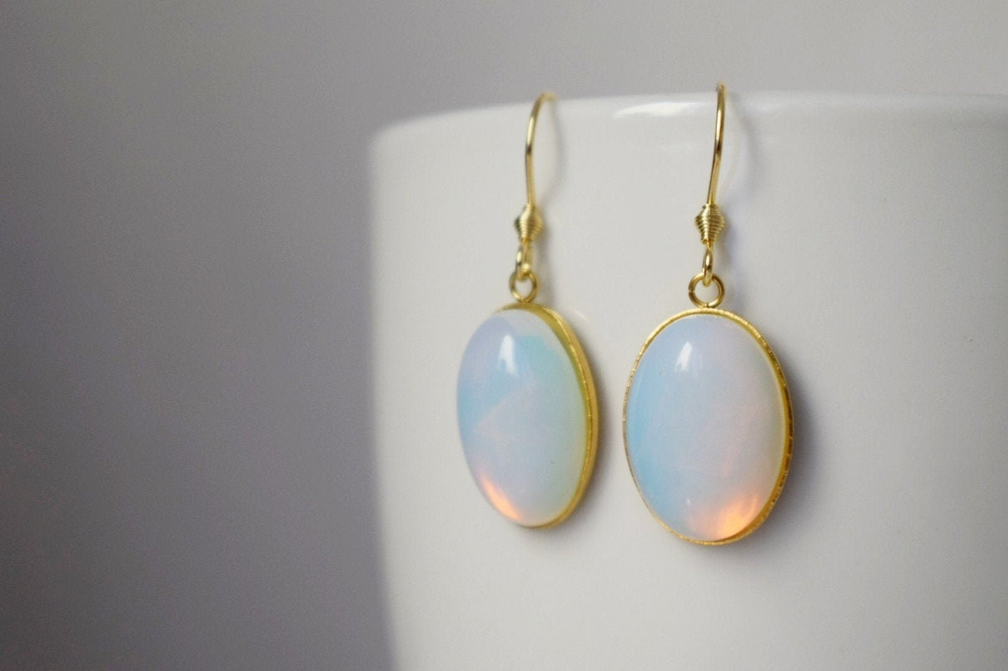 Ovale Ohrhänger mit Opalith Mondstein, Edelstein Ohrringe für Frauen, 18k vergoldete Haken, Hochzeitsschmuck, Brautjungfern Geschenk