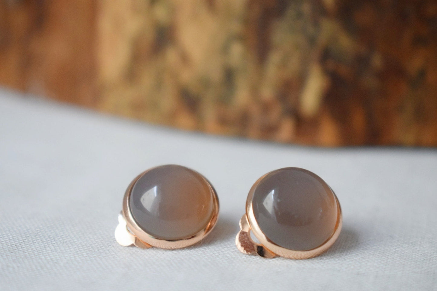 Rose gold clip on earrings, Gray agate earrings, Gray gemstone ear clips, Non pierced earrings, Gray stone, Stainless steel, Agate jewelry