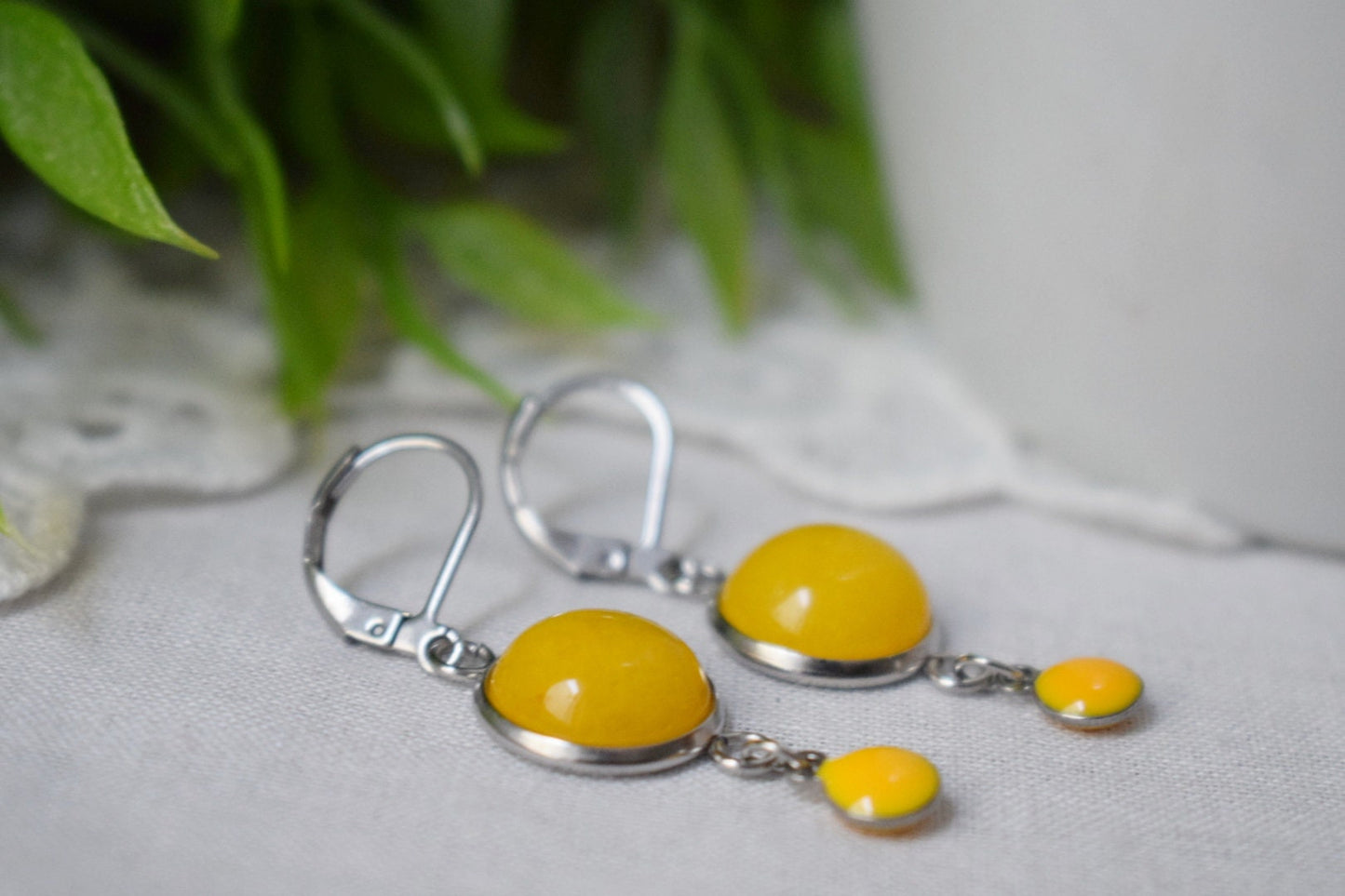 Gelbe Jade-Ohrringe, Gelb-silberfarbene Huggies, Edelstein-Tropfen- und Baumeln-Ohrringe, Boho, Gelber Emaille-Anhänger, Schmuckgeschenk für Frauen
