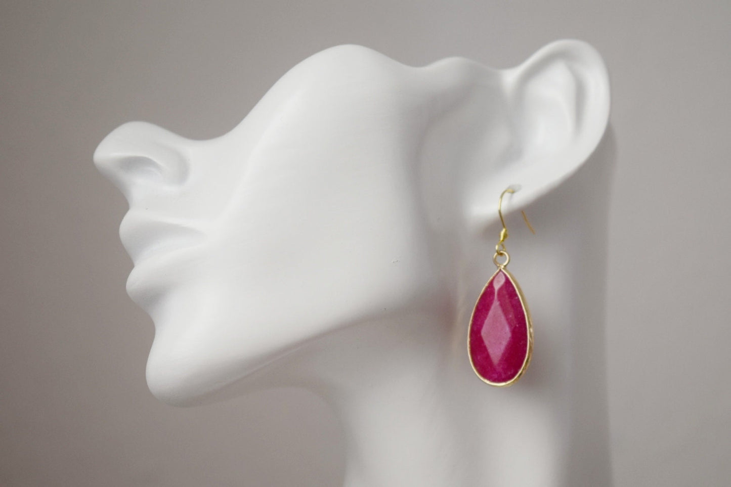 Tropfenförmige rosa Jade-Ohrringe, Lange vergoldete Edelstein-Ohrringe, Facettierte magentafarbene Anhänger-Ohrringe, Edelstahl, Jade-Gold-Schmuck