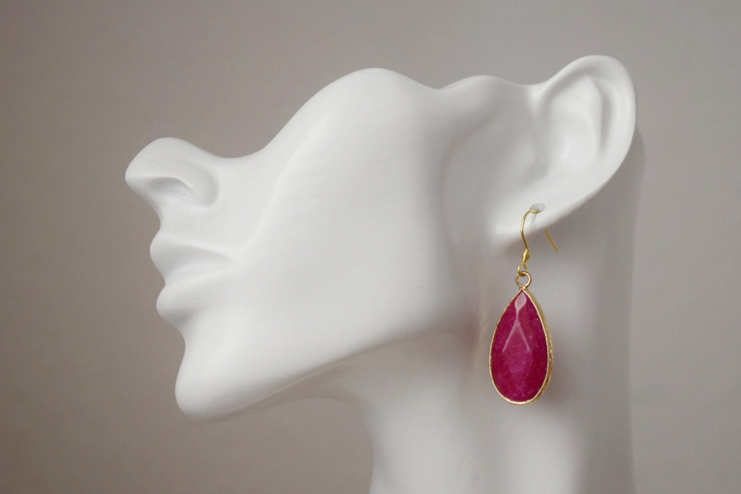 Tropfenförmige rosa Jade-Ohrringe, Lange vergoldete Edelstein-Ohrringe, Facettierte magentafarbene Anhänger-Ohrringe, Edelstahl, Jade-Gold-Schmuck