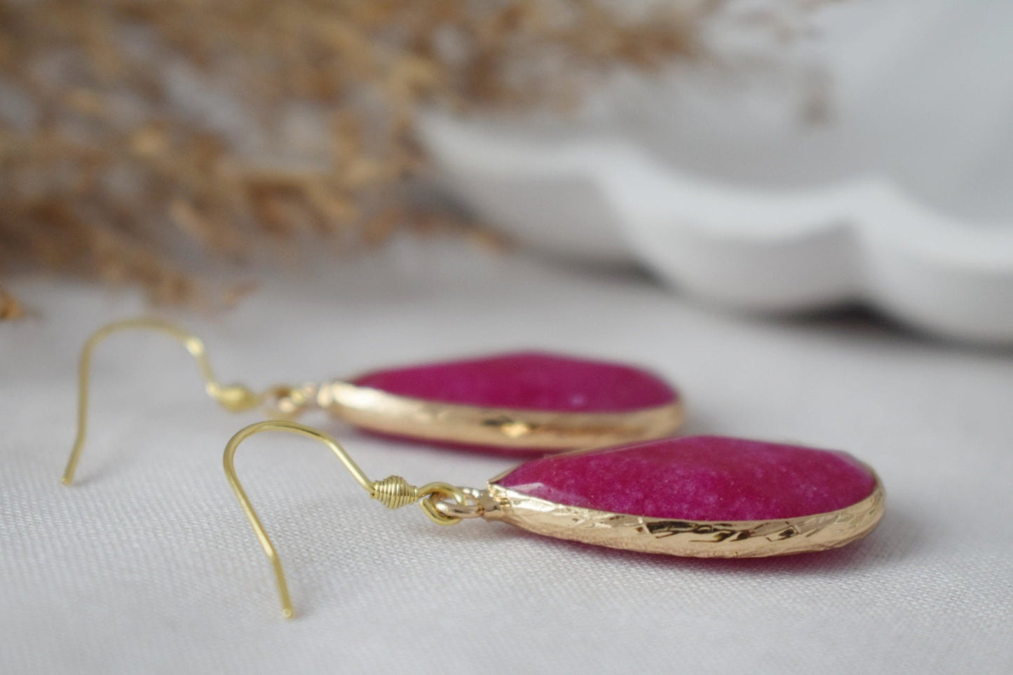 Tropfenförmige rosa Jade-Ohrringe, Lange vergoldete Edelstein-Ohrringe, Facettierte magentafarbene Anhänger-Ohrringe, Edelstahl, Jade-Gold-Schmuck