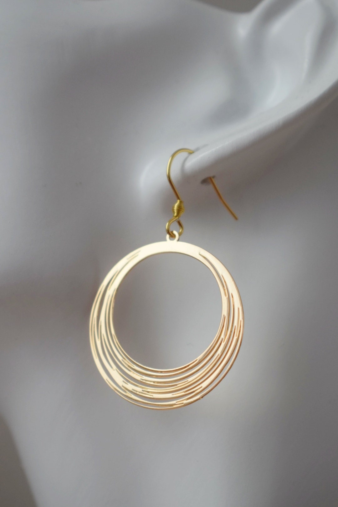Earrings with circle pendant, 18k gold plated stainless steel earrings hooks, Round earrings, Lightweight earrings, Best gift for her