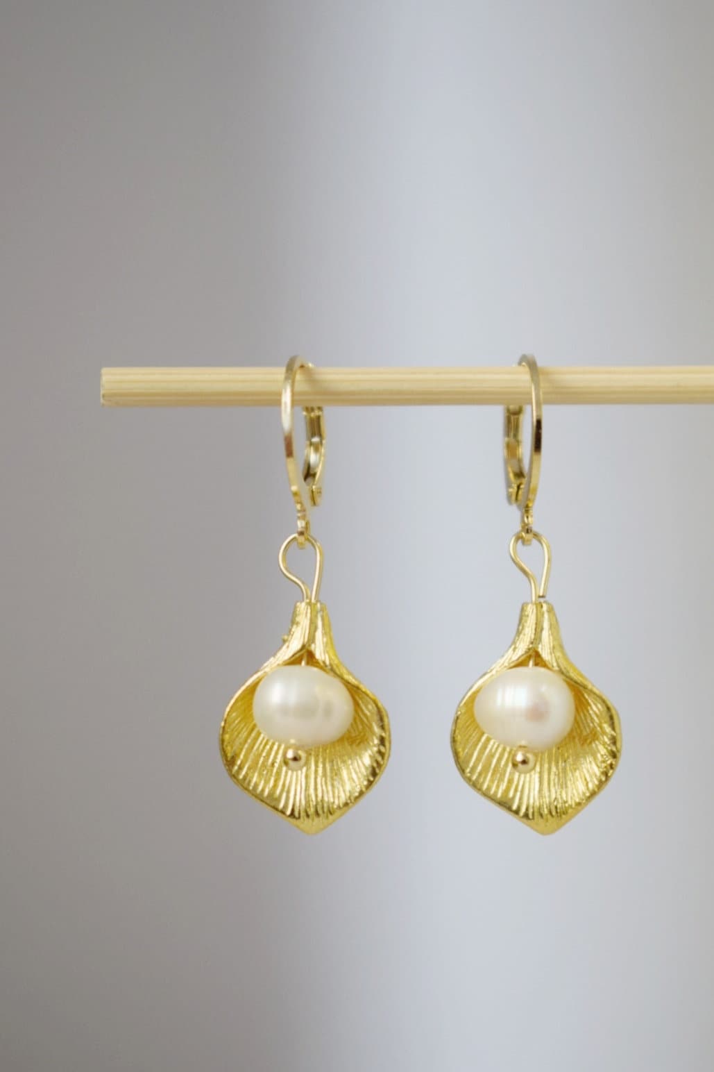 Dainty Calla Lily Shaped Charm Huggie Hoop Earrings With Freshwater Pearl, Gold Dangle Earrings, Bridal Wedding Pearl Jewelry