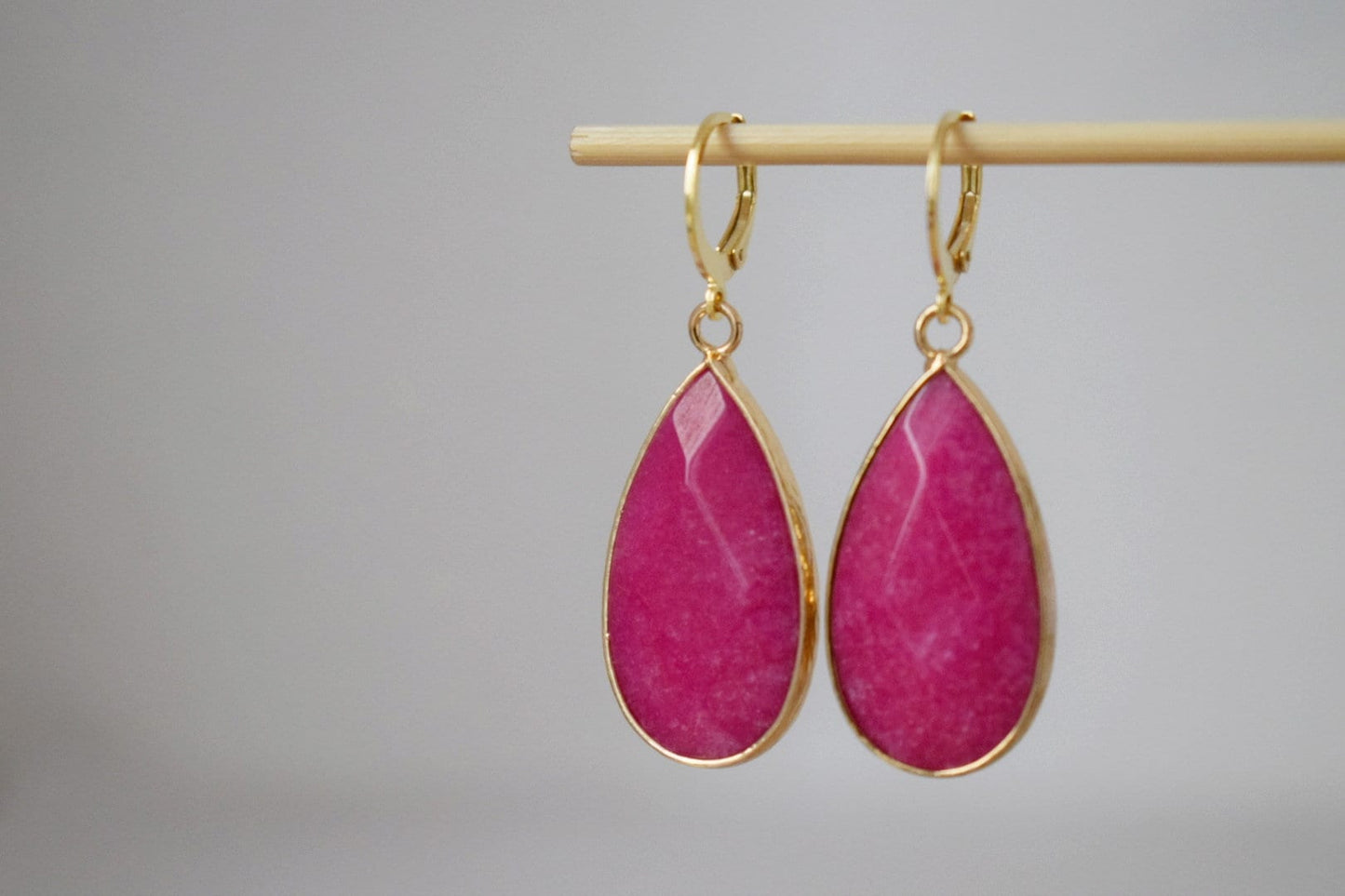 Teardrop pink jade huggie earrings, Long gold plated gemstone earrings, Faceted magenta pendant earrings, Stainless steel, Jade jewelry