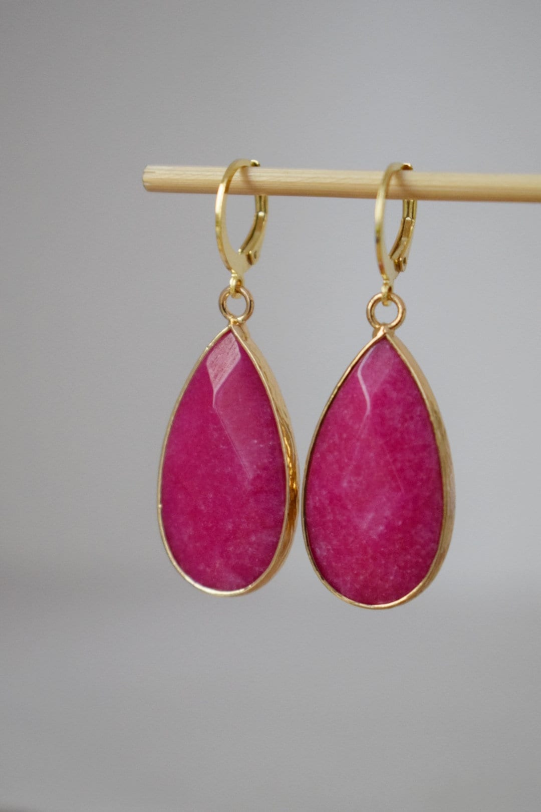 Teardrop pink jade huggie earrings, Long gold plated gemstone earrings, Faceted magenta pendant earrings, Stainless steel, Jade jewelry