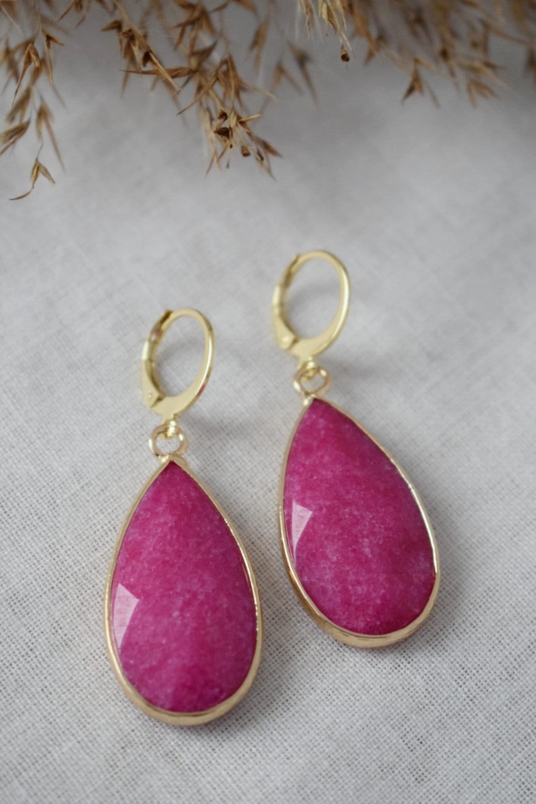 Teardrop pink jade huggie earrings, Long gold plated gemstone earrings, Faceted magenta pendant earrings, Stainless steel, Jade jewelry