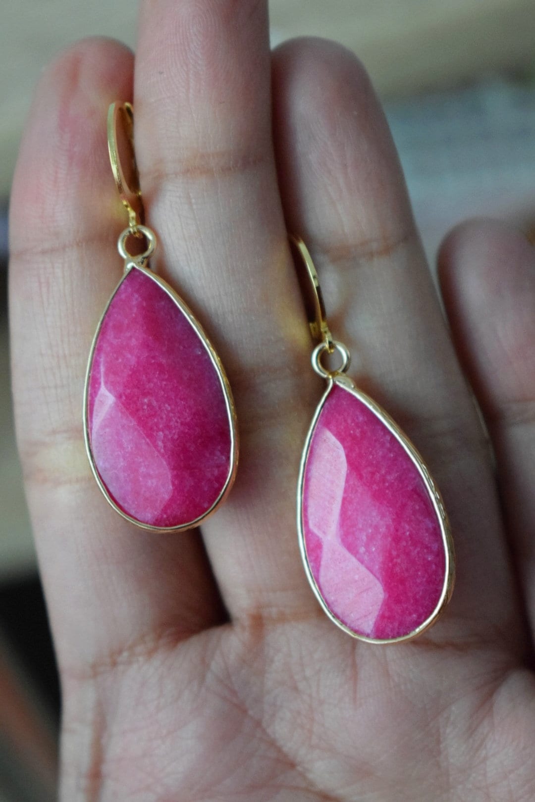 Teardrop pink jade huggie earrings, Long gold plated gemstone earrings, Faceted magenta pendant earrings, Stainless steel, Jade jewelry