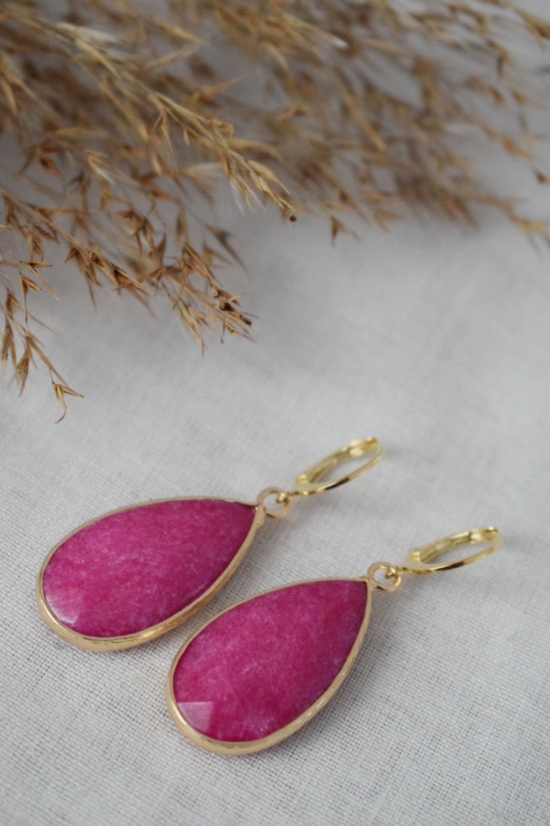 Teardrop pink jade huggie earrings, Long gold plated gemstone earrings, Faceted magenta pendant earrings, Stainless steel, Jade jewelry