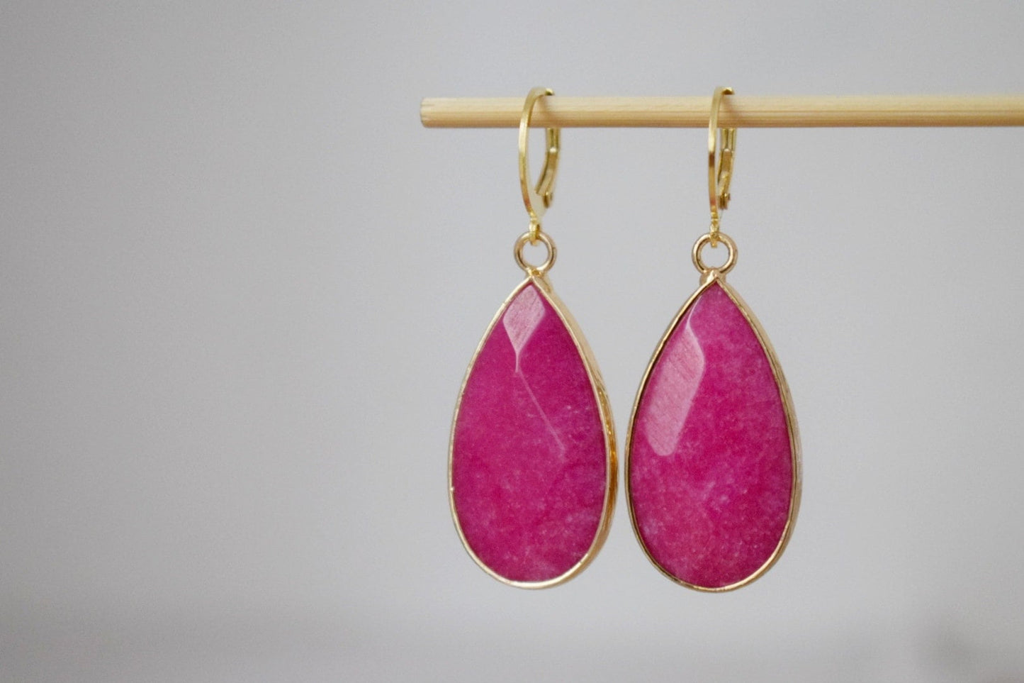 Teardrop pink jade huggie earrings, Long gold plated gemstone earrings, Faceted magenta pendant earrings, Stainless steel, Jade jewelry