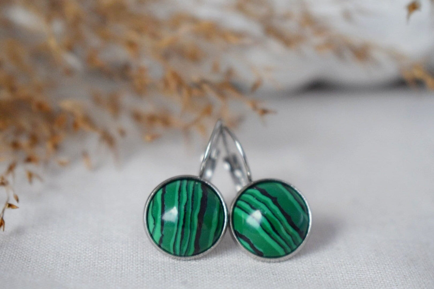 Malachit-Ohrringe, 12 mm runde Edelstein-Ohrringe aus Edelstahl mit Hebelverschluss, leichter Schmuck, bestes handgemachtes Geschenk für Sie