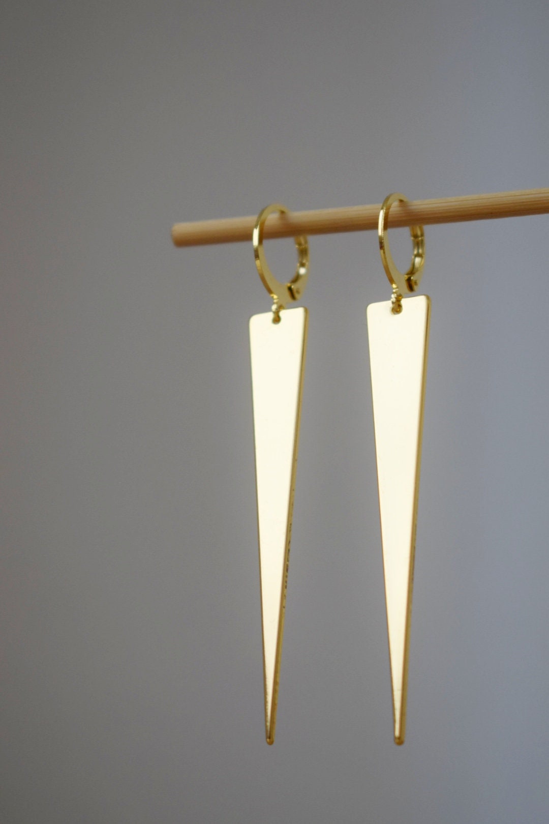 Triangle pendant earrings, Huggie hoops, Long geometric hanging dangle and drop earrings, 24k vergoldete stainless steel hoop earrings