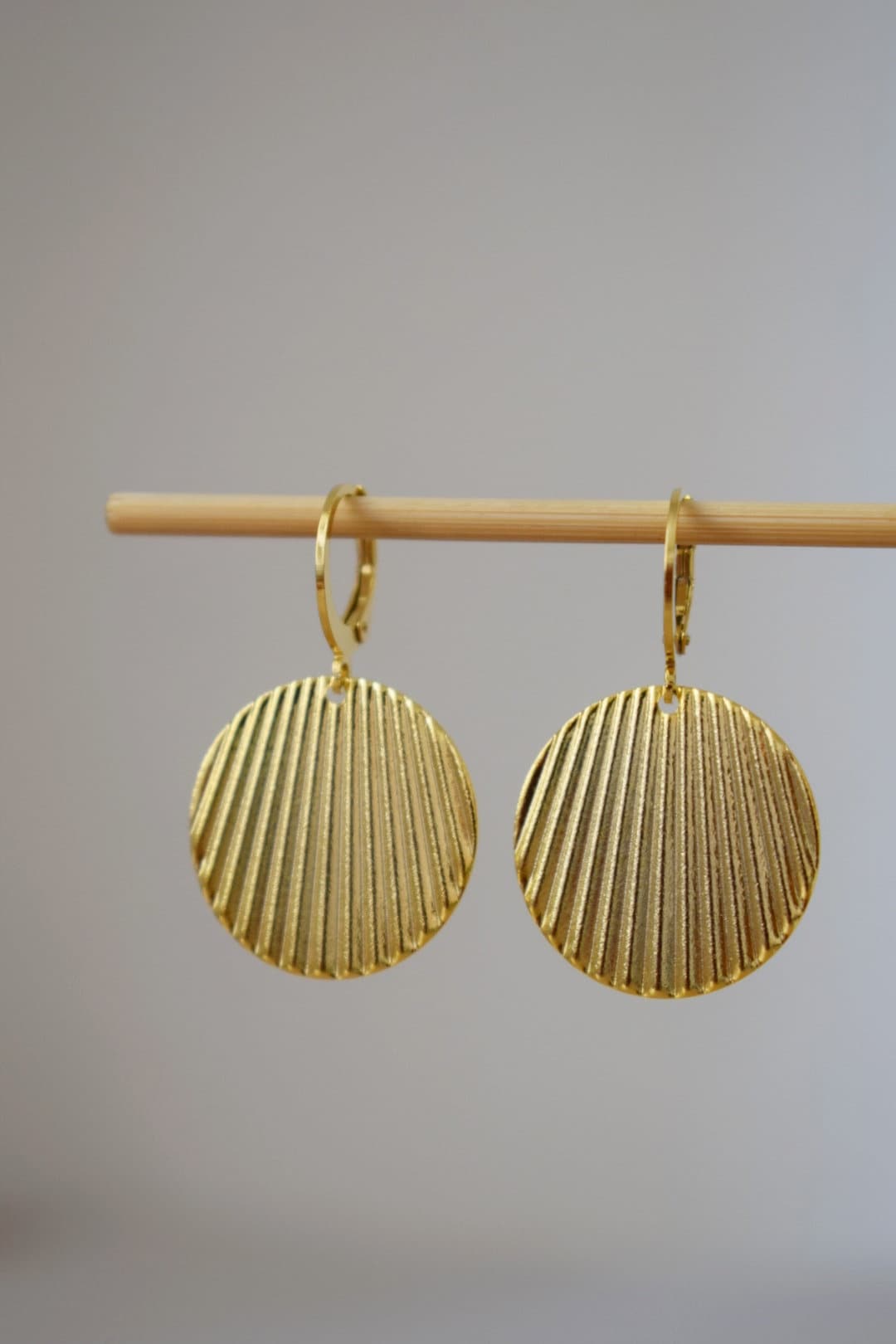 Round huggie earrings, Corrugated, Disc, Plate, Round, Circle earrings, 24k gold plated stainless steel earrings, Lightweight jewelry, Gift