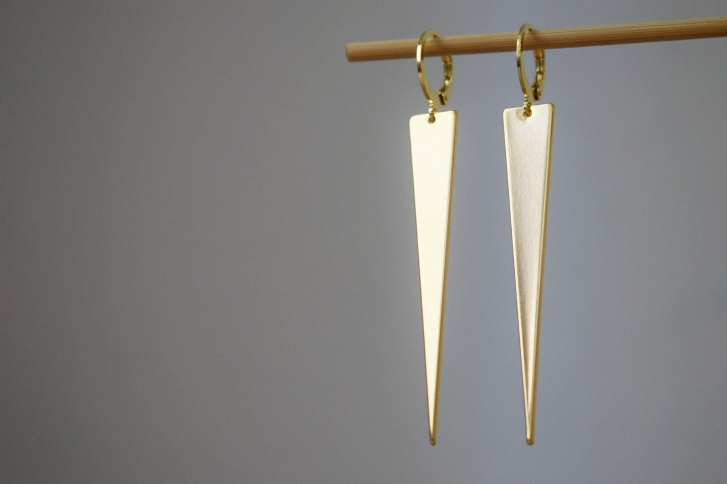Triangle pendant earrings, Huggie hoops, Long geometric hanging dangle and drop earrings, 24k vergoldete stainless steel hoop earrings