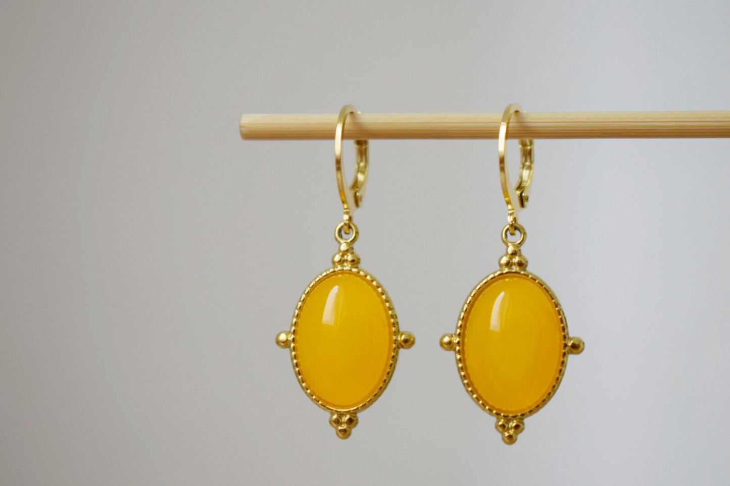 Gelbe Jade Ohrringe, Ovale Edelstein Ohrringe, Boho Chic Ohrringe, Ornament Unikat Schmuck Geschenk für Sie