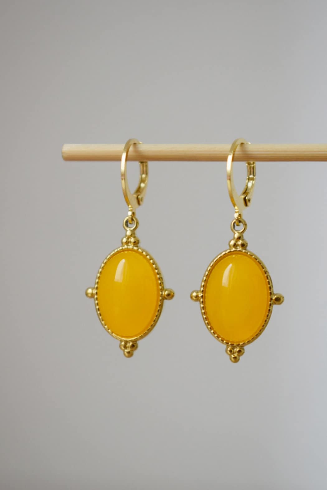 Gelbe Jade Ohrringe, Ovale Edelstein Ohrringe, Boho Chic Ohrringe, Ornament Unikat Schmuck Geschenk für Sie