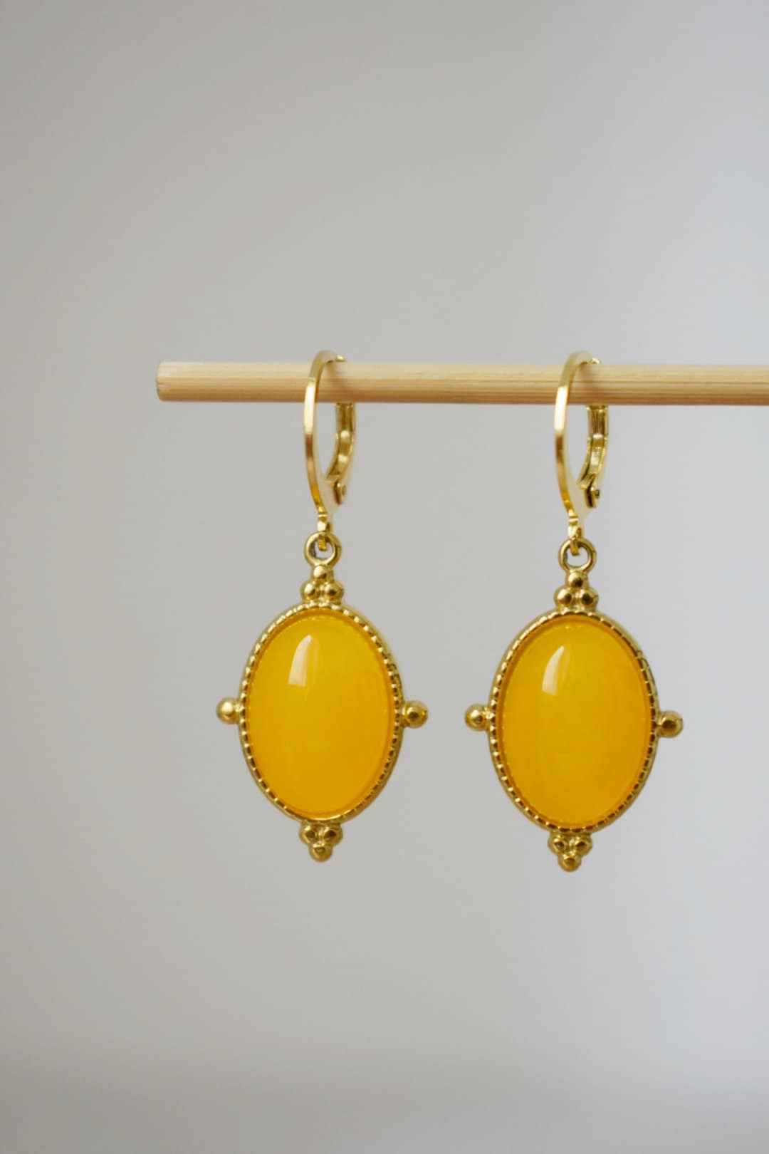 Gelbe Jade Ohrringe, Ovale Edelstein Ohrringe, Boho Chic Ohrringe, Ornament Unikat Schmuck Geschenk für Sie