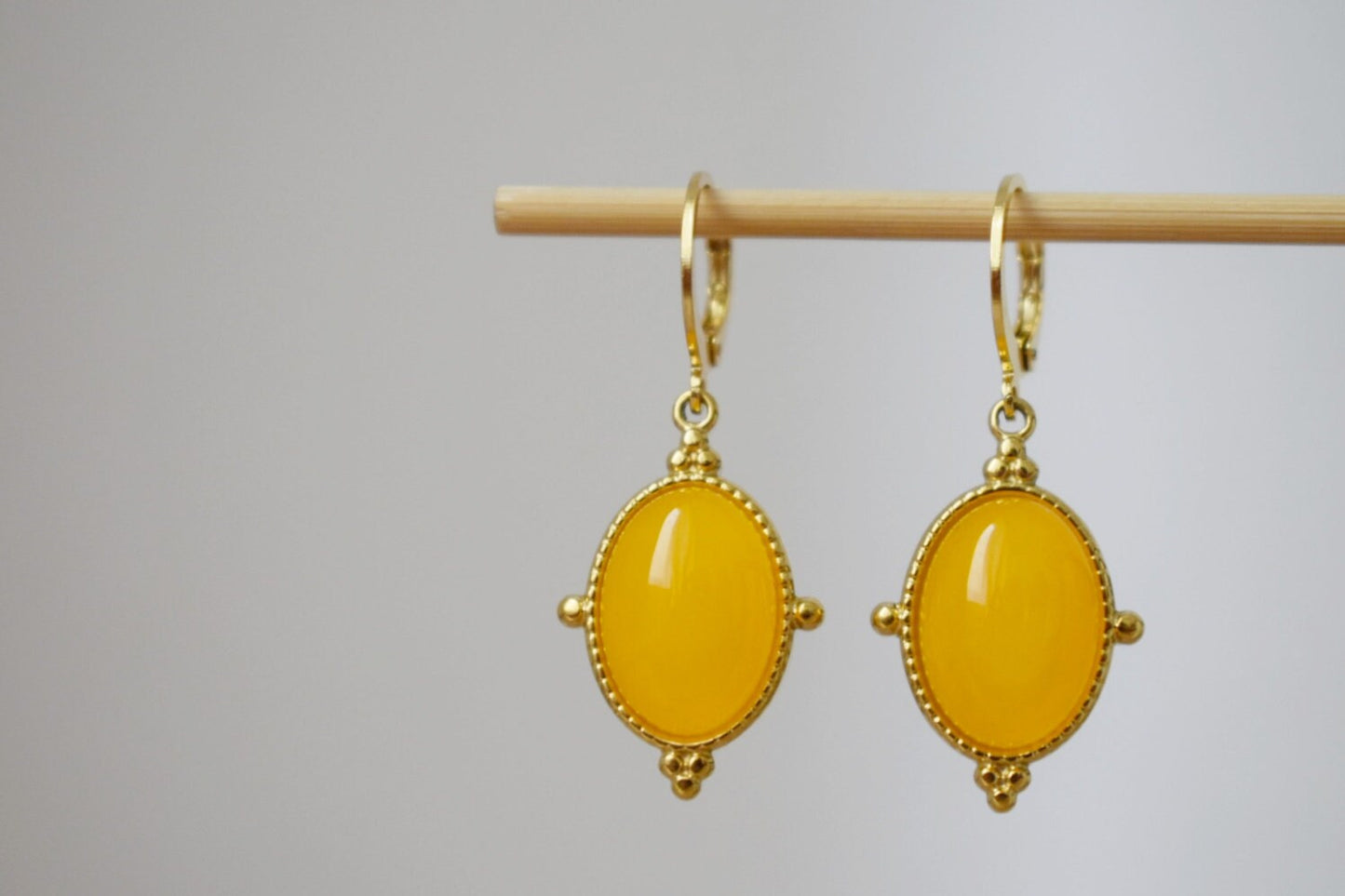 Gelbe Jade Ohrringe, Ovale Edelstein Ohrringe, Boho Chic Ohrringe, Ornament Unikat Schmuck Geschenk für Sie