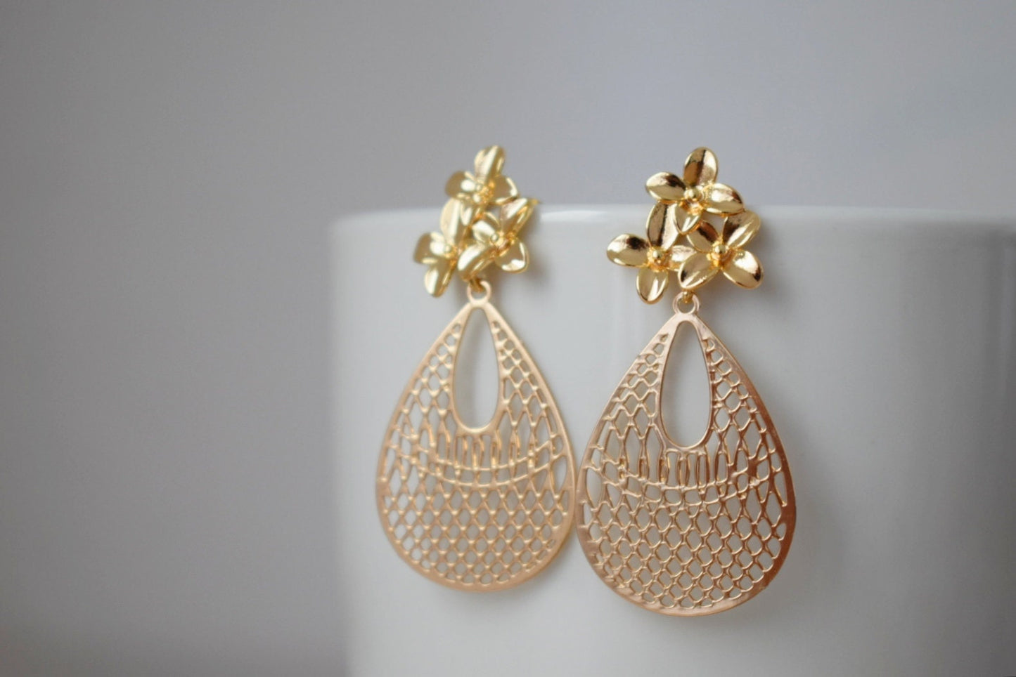 Teardrop ornament earrings for women, Boho chic dangle earrings, Flower studs, filigree earrings golden, Unique christmas jewelry gift