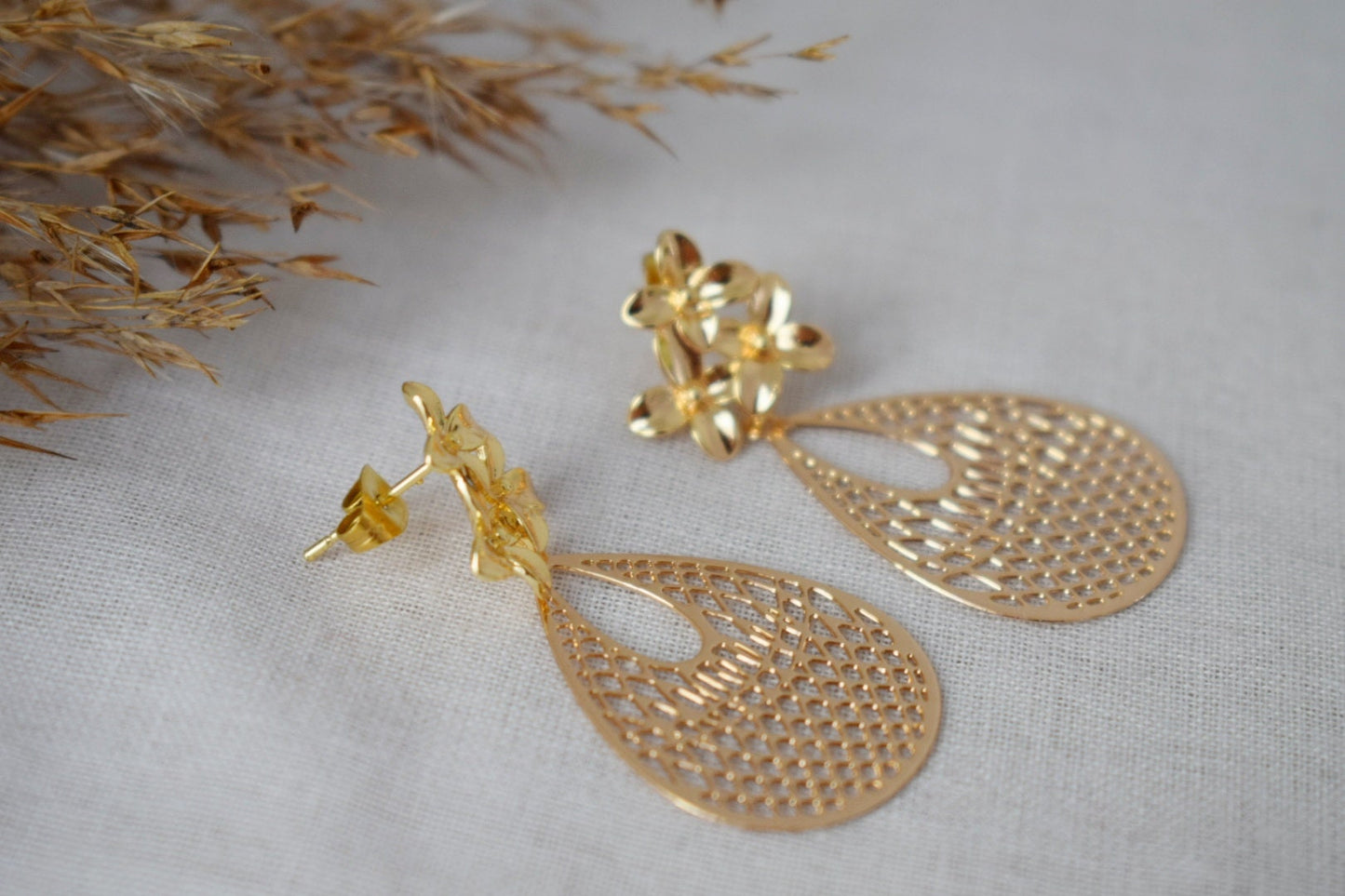 Teardrop ornament earrings for women, Boho chic dangle earrings, Flower studs, filigree earrings golden, Unique christmas jewelry gift