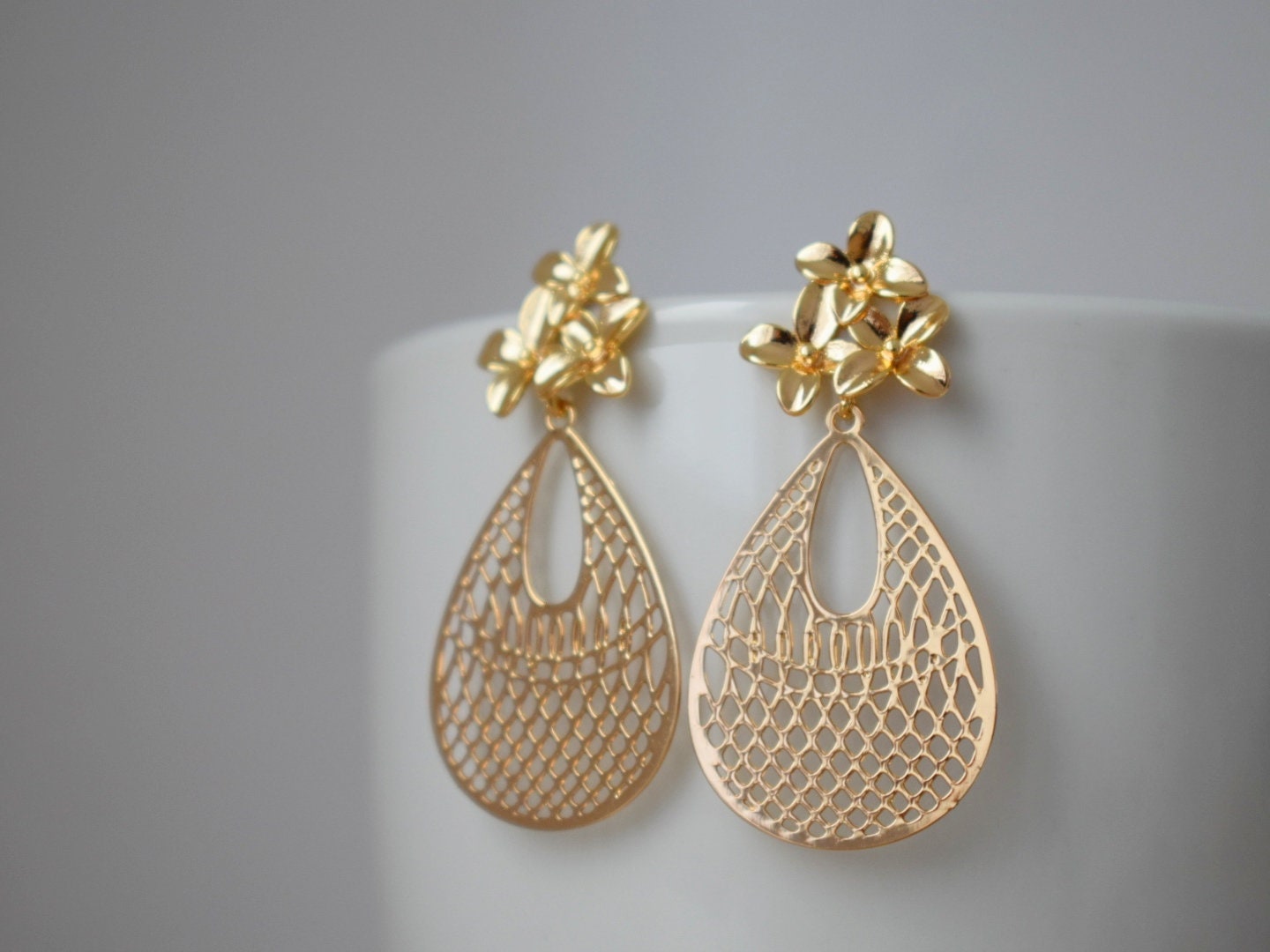 Teardrop ornament earrings for women, Boho chic dangle earrings, Flower studs, filigree earrings golden, Unique christmas jewelry gift