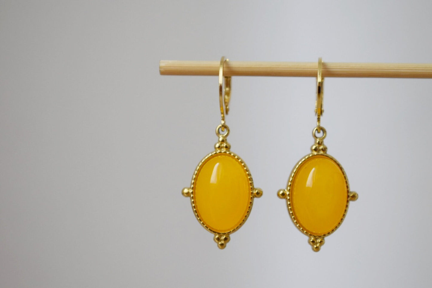 Gelbe Jade Ohrringe, Ovale Edelstein Ohrringe, Boho Chic Ohrringe, Ornament Unikat Schmuck Geschenk für Sie