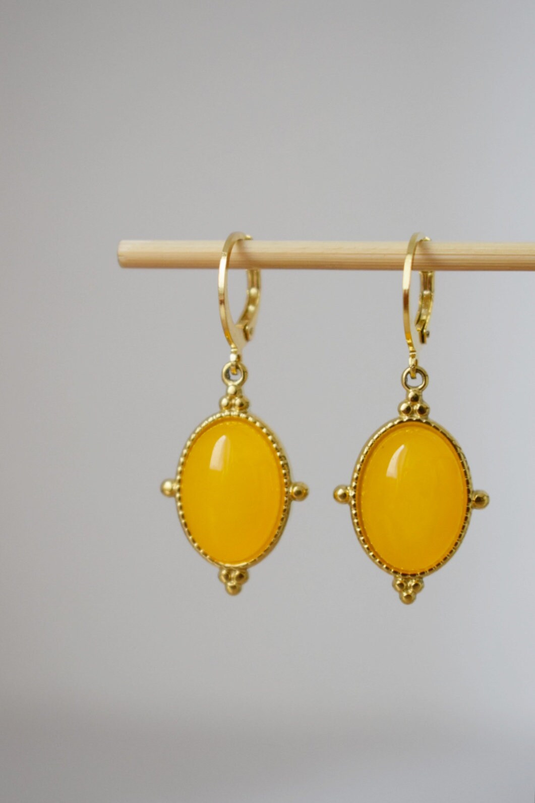 Gelbe Jade Ohrringe, Ovale Edelstein Ohrringe, Boho Chic Ohrringe, Ornament Unikat Schmuck Geschenk für Sie