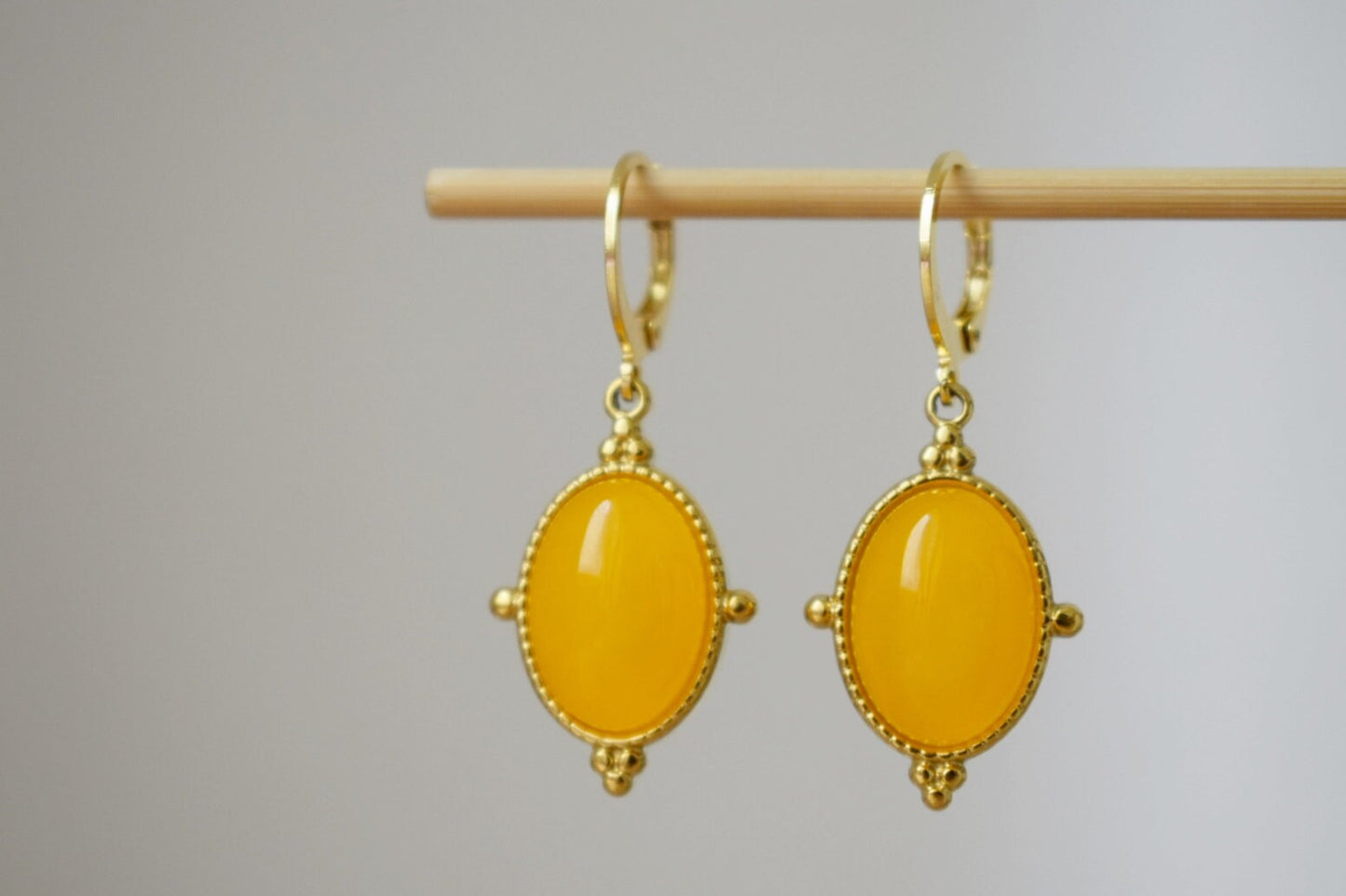 Gelbe Jade Ohrringe, Ovale Edelstein Ohrringe, Boho Chic Ohrringe, Ornament Unikat Schmuck Geschenk für Sie