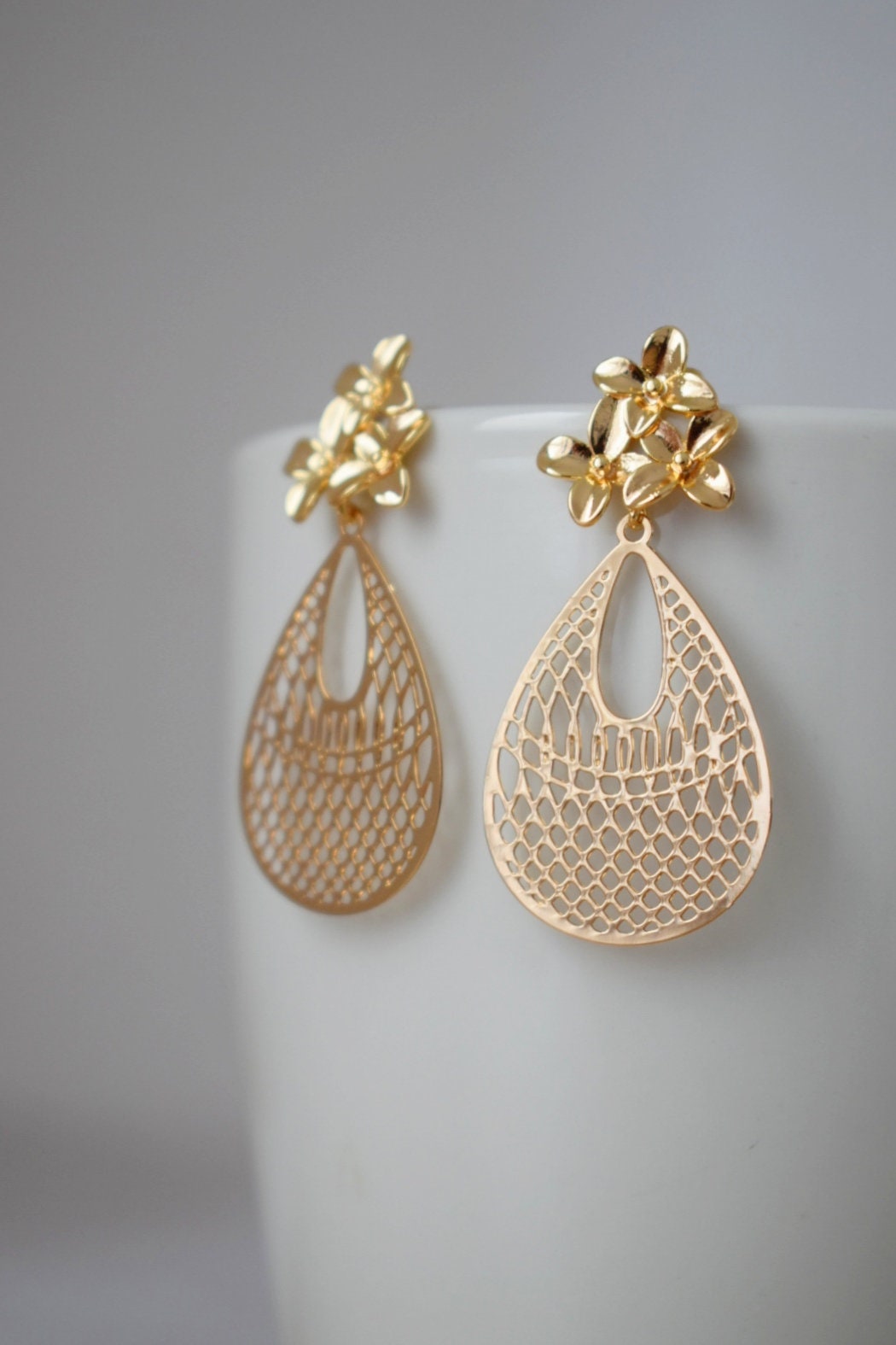 Teardrop ornament earrings for women, Boho chic dangle earrings, Flower studs, filigree earrings golden, Unique christmas jewelry gift