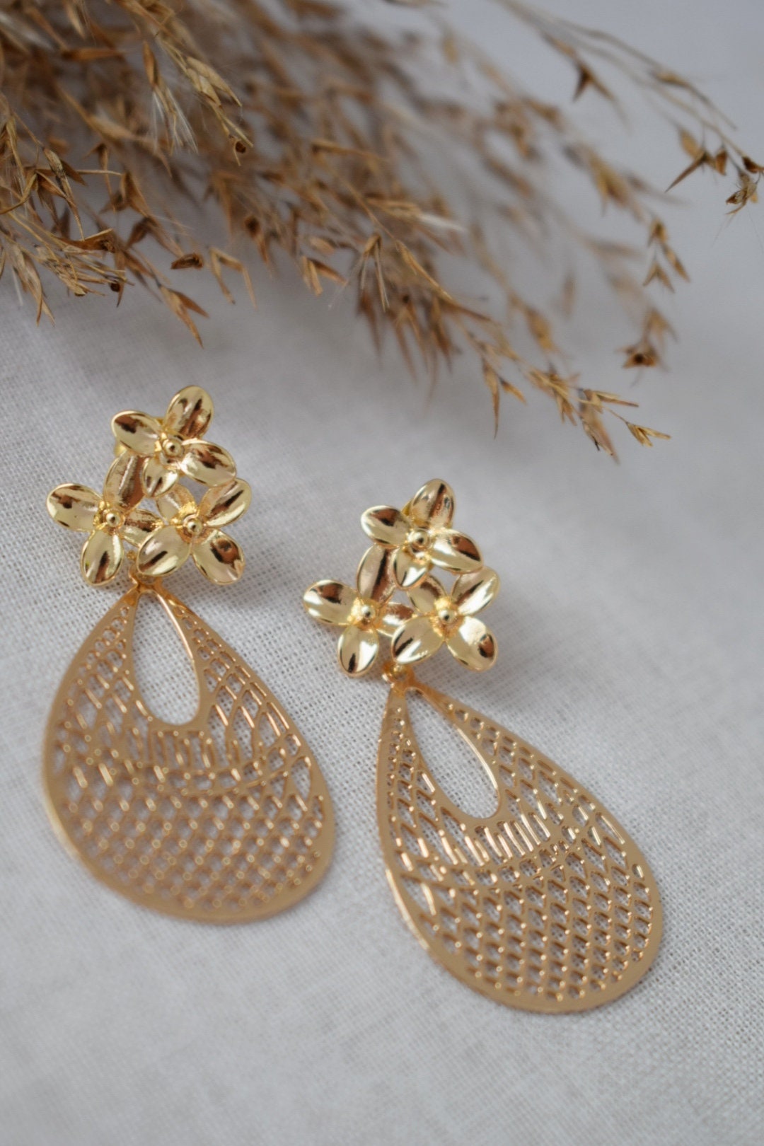 Teardrop ornament earrings for women, Boho chic dangle earrings, Flower studs, filigree earrings golden, Unique christmas jewelry gift