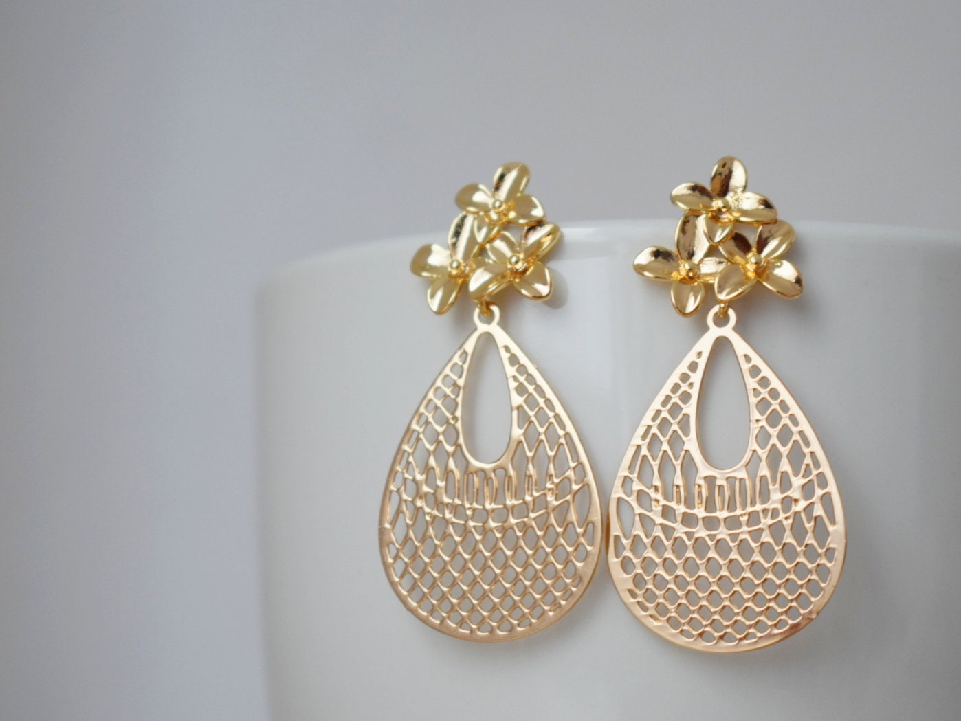 Teardrop ornament earrings for women, Boho chic dangle earrings, Flower studs, filigree earrings golden, Unique christmas jewelry gift