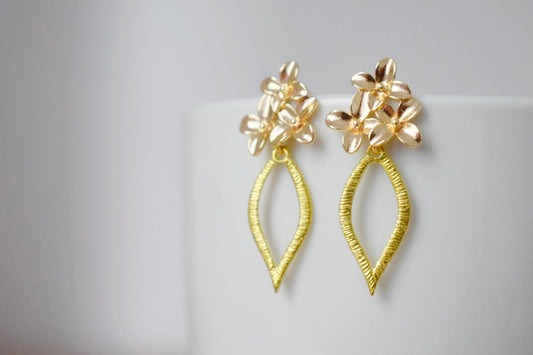 Elegant Floral Earrings, Flower earrings, 18K Gold Plated, Handmade Statement Earrings, Leaf Pendant, Best jewelry gift for her