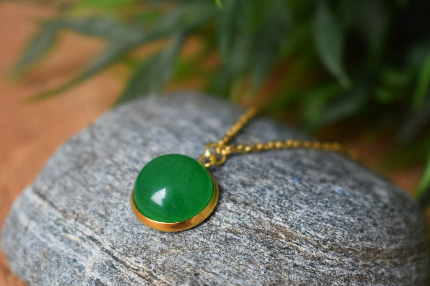 Grüne Achat Ohrringe, Ohrstecker Edelstein, Kleine runde Ohrringe, 8mm und 10mm Ohrringe, Minimalistischer Geburtsstein Schmuck, Geschenk für Sie