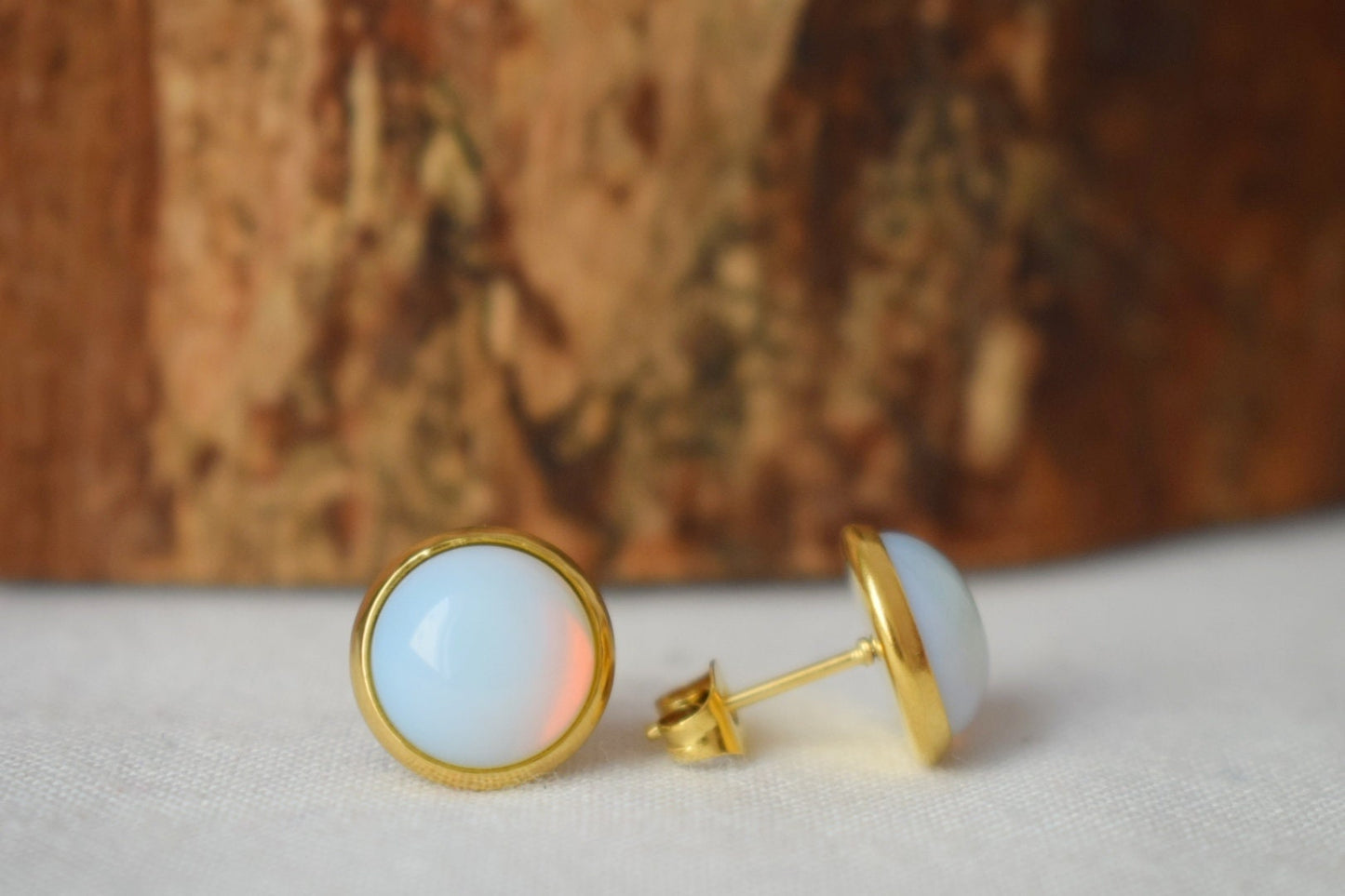Opalith Mondstein Ohrstecker, Kleine Edelstein Ohrstecker, Minimalistisch, Weiß, 10mm Ohrstecker, Rund, Cabochon, Brautjungfern, Geschenk für Mama Frau