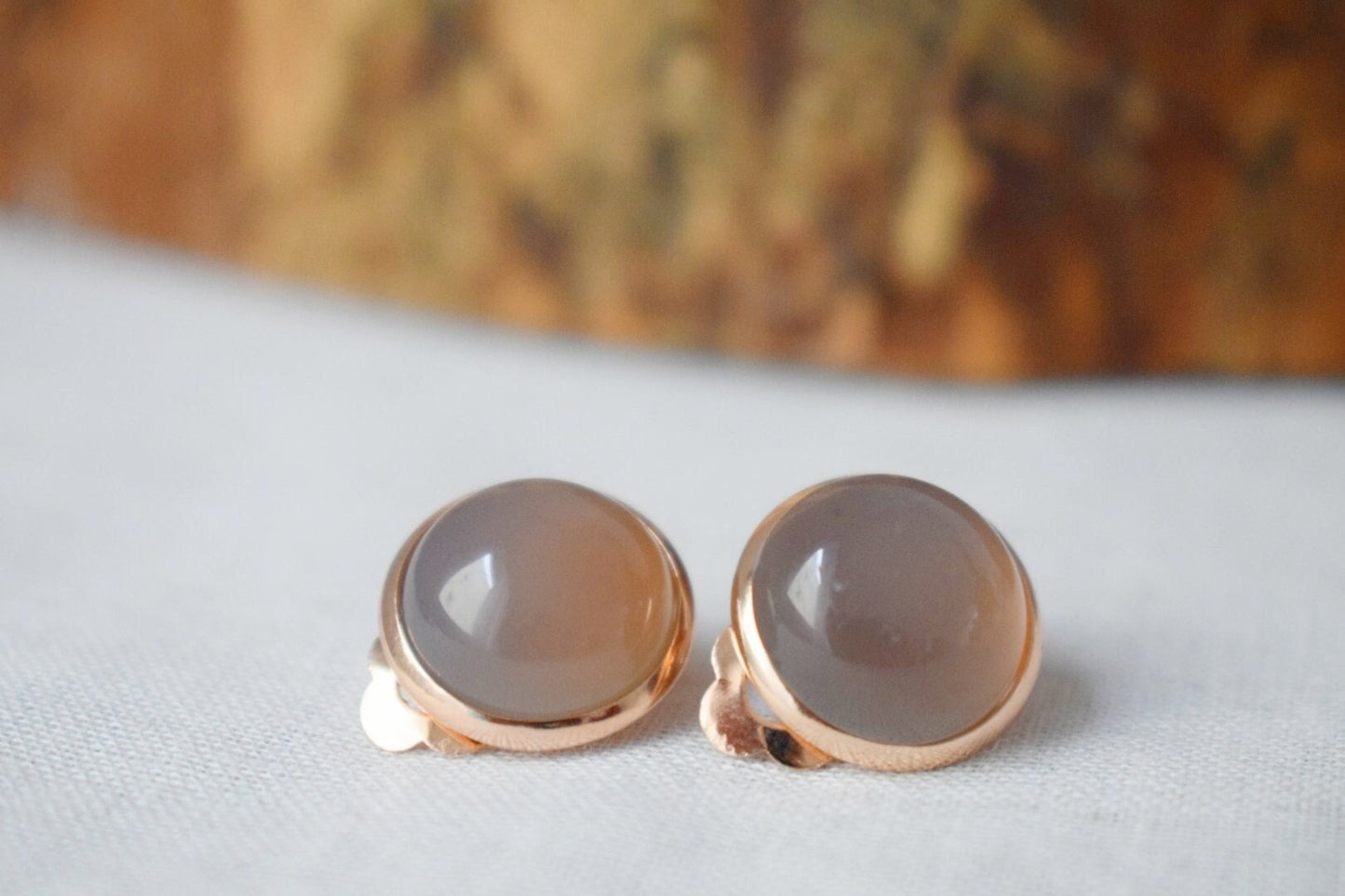 Rose gold clip on earrings, Gray agate earrings, Gray gemstone ear clips, Non pierced earrings, Gray stone, Stainless steel, Agate jewelry