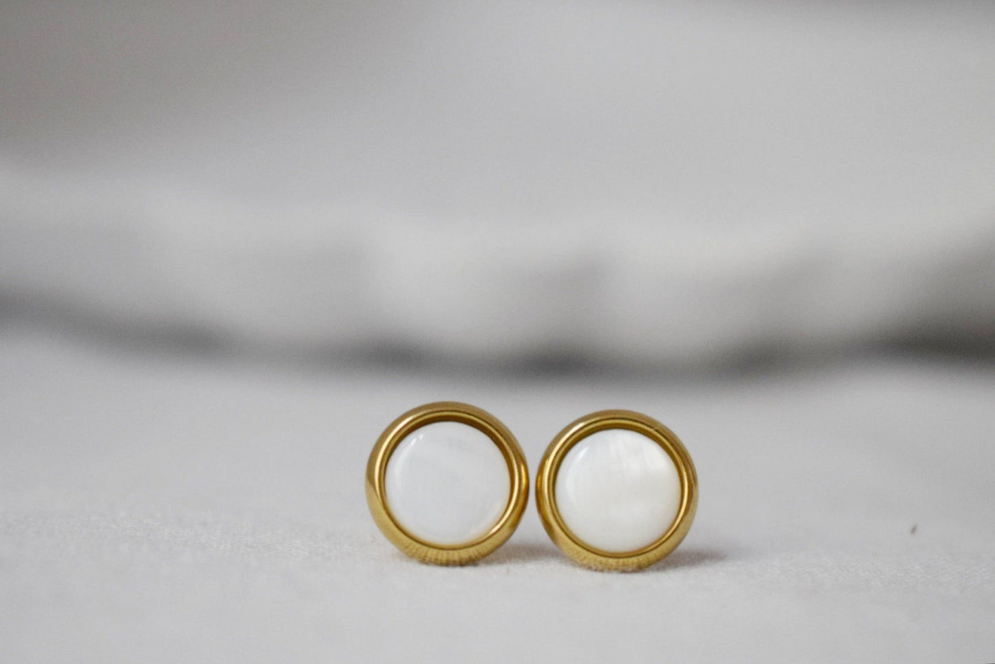 Freshwater pearl stud earrings, 8mm Massive gold studs, Natural shell studs, Pearl gold earrings, Round, Stainless steel, Pearl gold jewelry