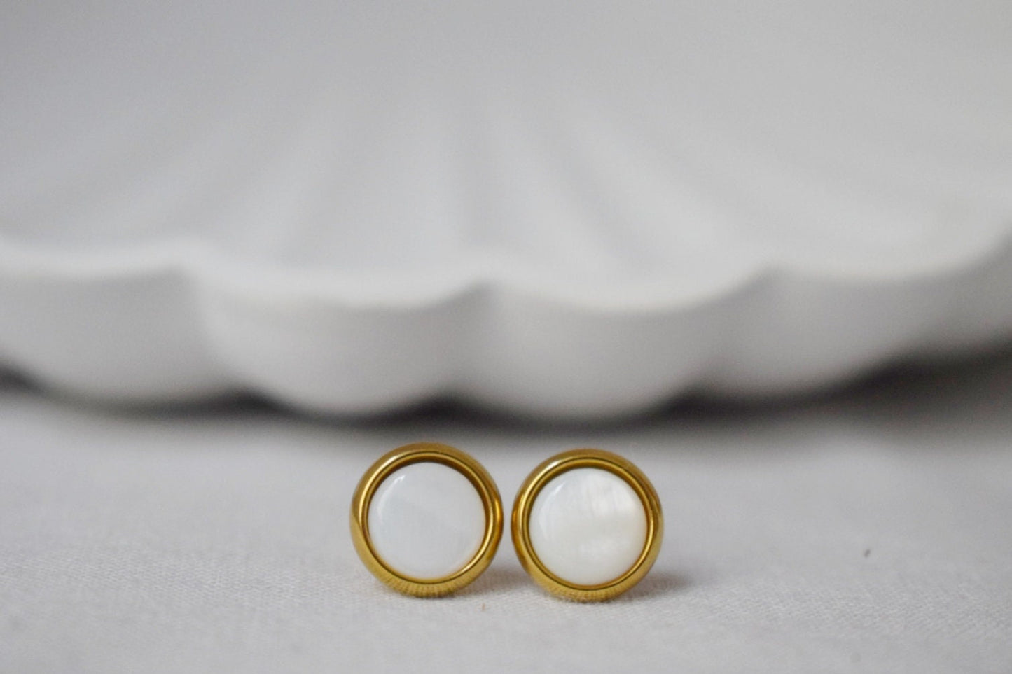 Freshwater pearl stud earrings, 8mm Massive gold studs, Natural shell studs, Pearl gold earrings, Round, Stainless steel, Pearl gold jewelry