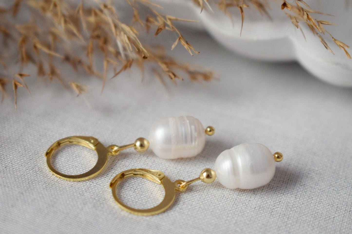 Freshwater pearl huggies earrings, 24k Gold plated stainless steel hoops, Simple elegant drop earrings, Lightweight, Minimalist jewelry