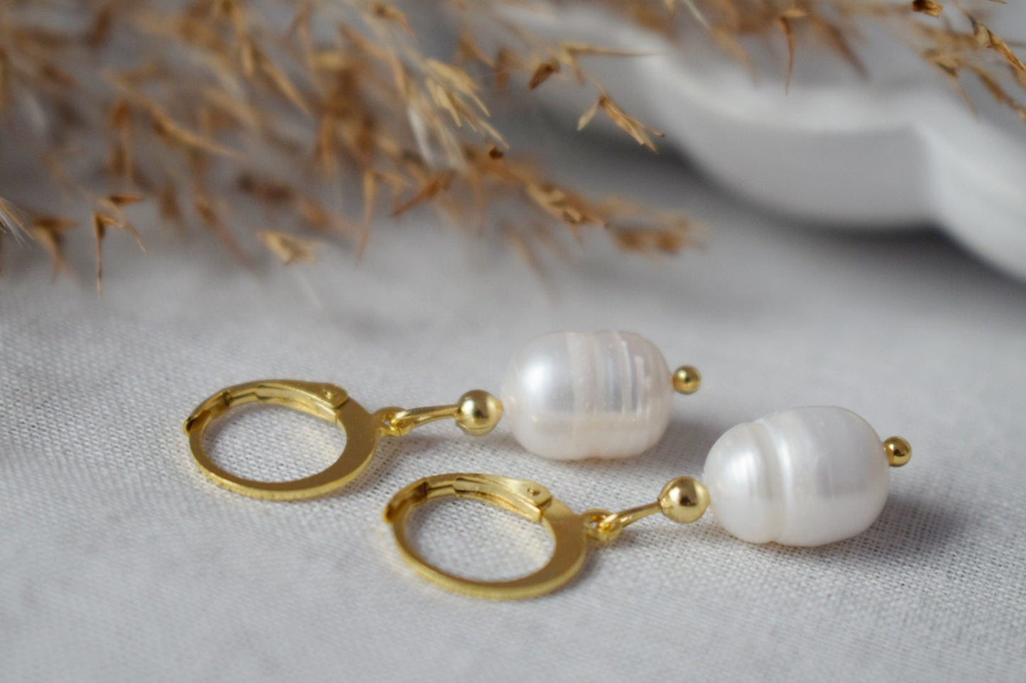Freshwater pearl huggies earrings, 24k Gold plated stainless steel hoops, Simple elegant drop earrings, Lightweight, Minimalist jewelry