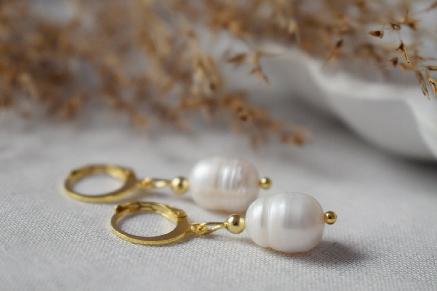 Freshwater pearl huggies earrings, 24k Gold plated stainless steel hoops, Simple elegant drop earrings, Lightweight, Minimalist jewelry