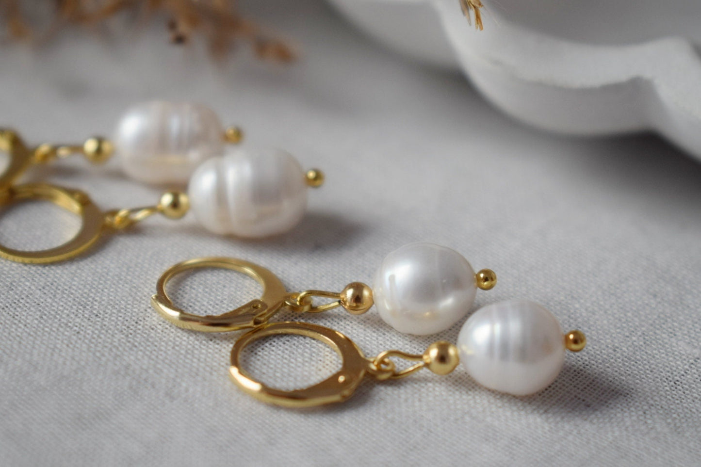 Freshwater pearl huggies earrings, 24k Gold plated stainless steel hoops, Simple elegant drop earrings, Lightweight, Minimalist jewelry