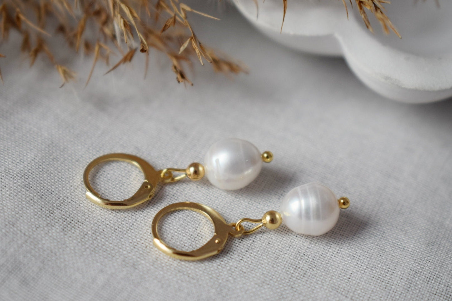 Freshwater pearl huggies earrings, 24k Gold plated stainless steel hoops, Simple elegant drop earrings, Lightweight, Minimalist jewelry