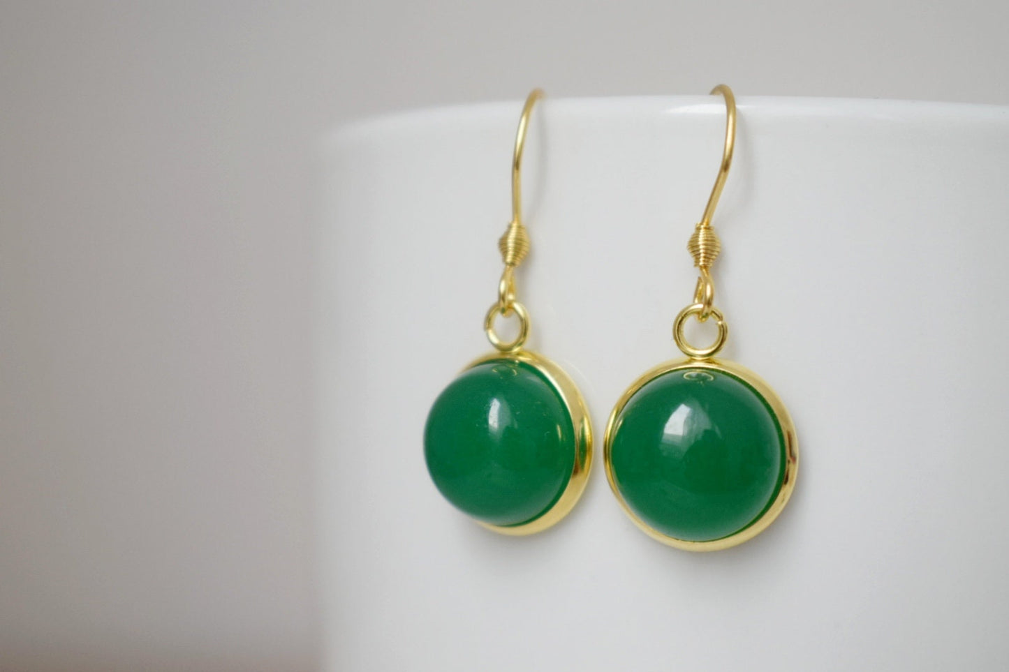Jadegrüne Ohrringe, runde Edelstein-Ohrringe, 12 mm Stein-Ohrhänger, 18 Karat vergoldeter Edelstahlschmuck, Bestes Geschenk für Sie
