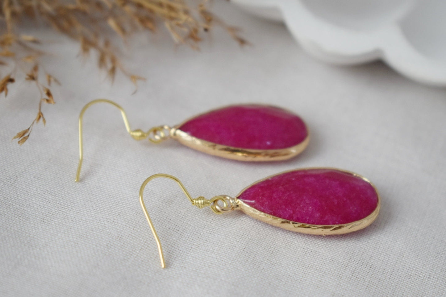 Teardrop pink jade earrings, Long gold plated gemstone earrings, Faceted magenta pendant earrings, Stainless steel, Jade gold jewelry