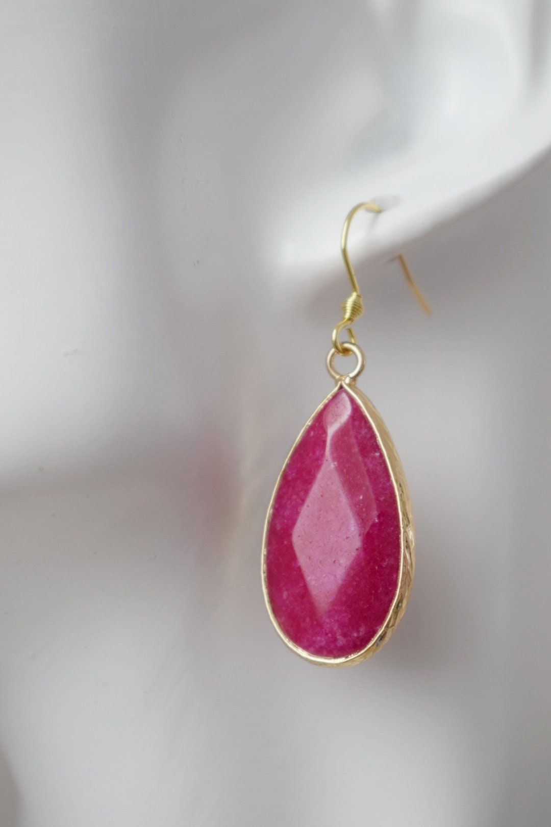 Teardrop pink jade earrings, Long gold plated gemstone earrings, Faceted magenta pendant earrings, Stainless steel, Jade gold jewelry
