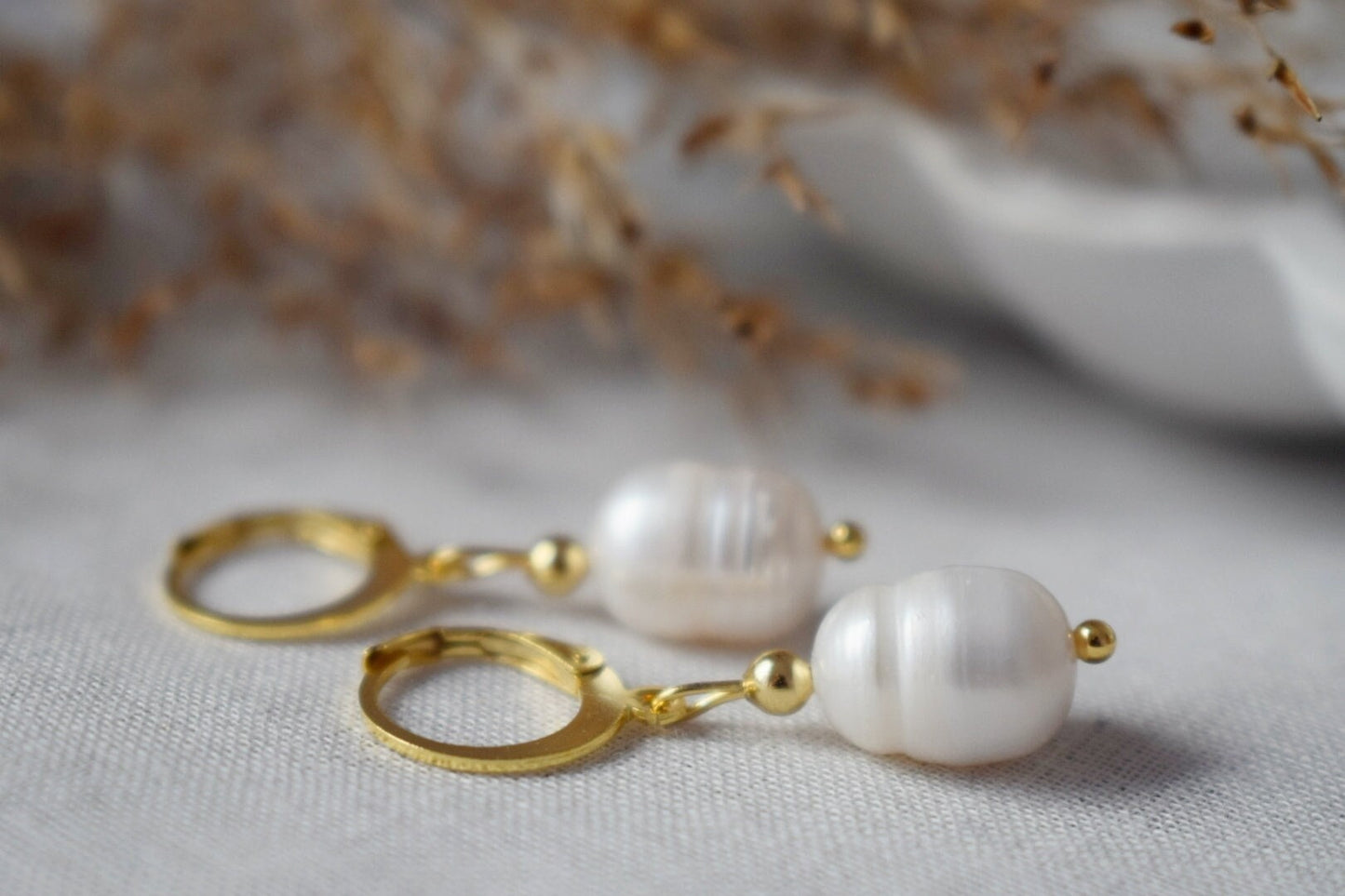 Freshwater pearl huggies earrings, 24k Gold plated stainless steel hoops, Simple elegant drop earrings, Lightweight, Minimalist jewelry