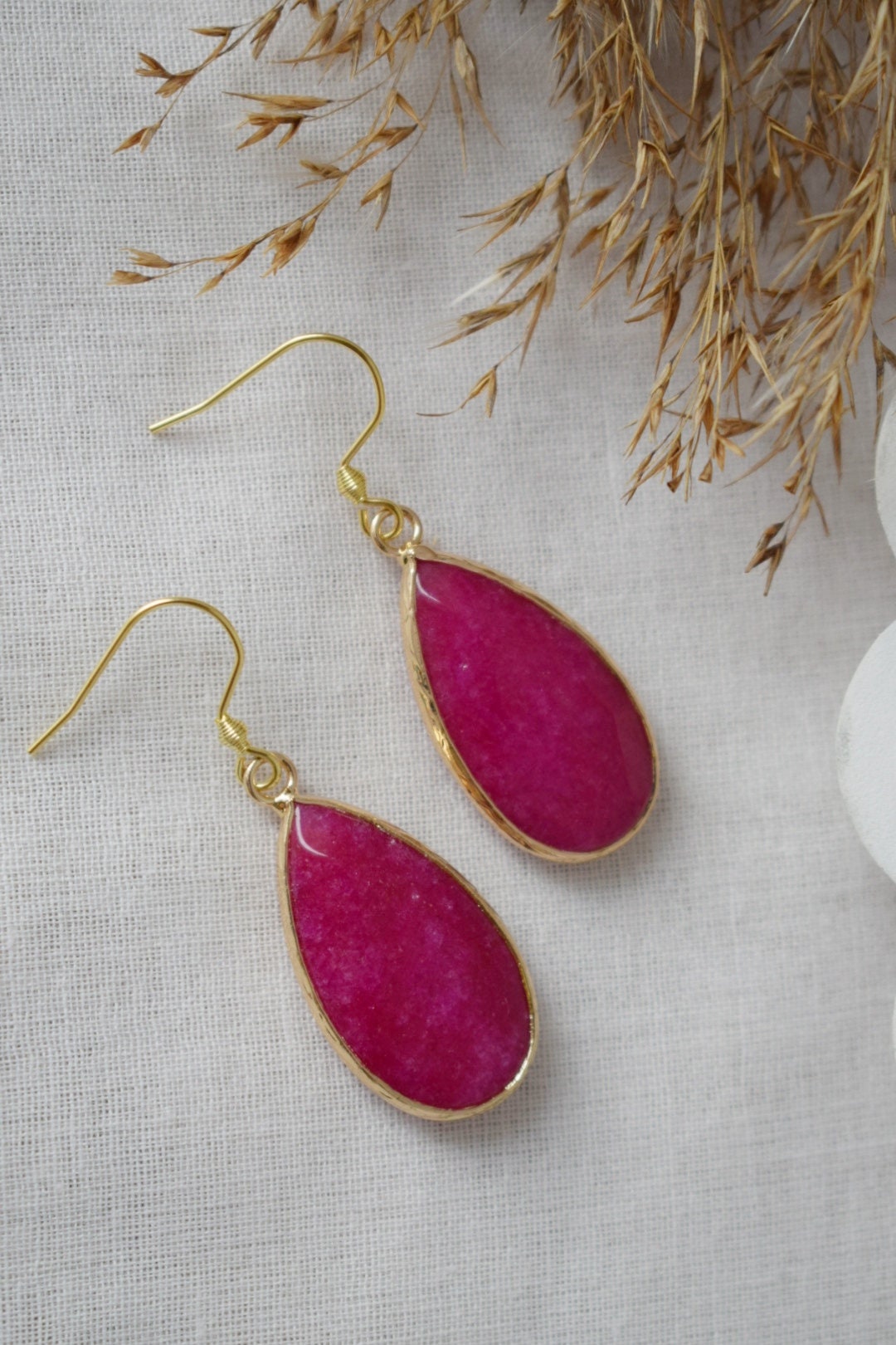 Teardrop pink jade earrings, Long gold plated gemstone earrings, Faceted magenta pendant earrings, Stainless steel, Jade gold jewelry